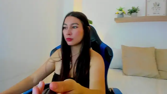 Snapshot of bella_99_ chatting on 06/19/26, 12:00 bella 99 online show from 06/19/26, 12:00