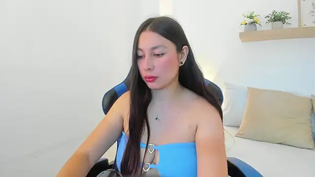 Snapshot of bella_99_ chatting on 07/17/26, 11:51 bella 99 online show from 07/17/26, 11:51