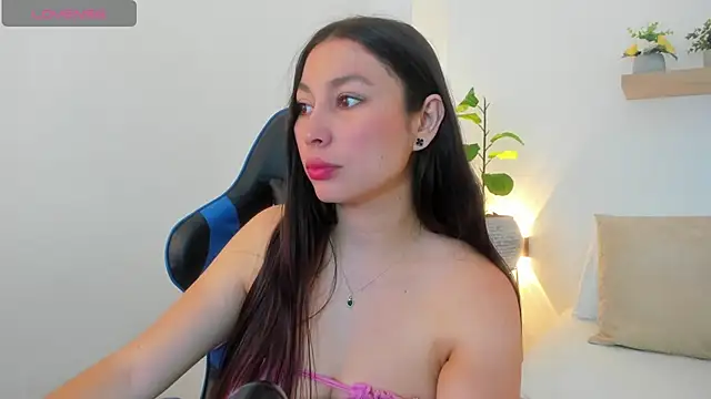 Snapshot of bella_99_ chatting on 07/16/26, 12:02 bella 99 online show from 07/16/26, 12:02