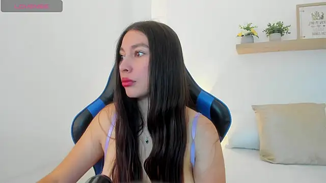 Snapshot of bella_99_ chatting on 07/08/26, 11:44 bella 99 online show from 07/08/26, 11:44