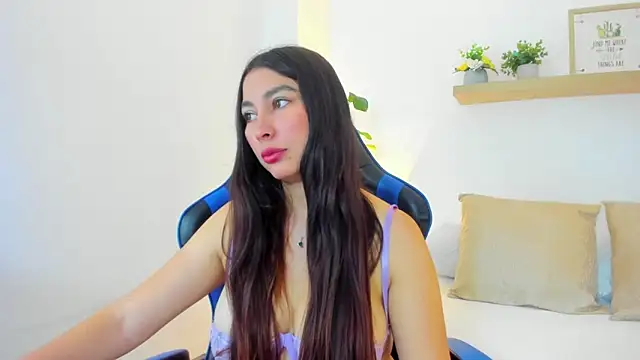 Snapshot of bella_99_ chatting on 06/17/26, 11:53 bella 99 online show from 06/17/26, 11:53