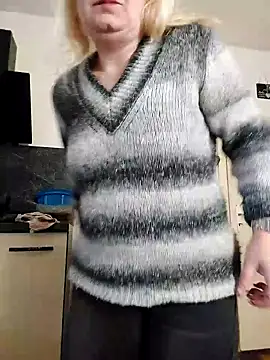 Snapshot of GeileEstelle chatting on 12/15/24, 12:17 GeileEstelle online show from 12/15/24, 12:17