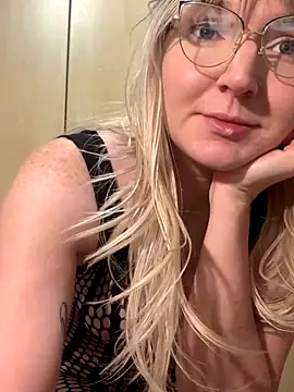 Snapshot of vanda26hot chatting on 12/14/25, 05:13 vanda26hot online show from 12/14/25, 05:13