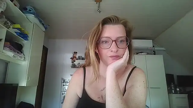 LiquidLeonie online show from 05/26/26, 06:11