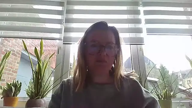 LiquidLeonie online show from 04/02/26, 07:48