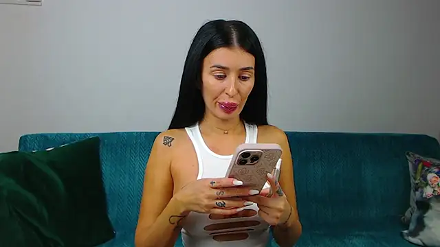 Snapshot of SaraDaisy chatting on 10/06/25, 05:02 SaraDaisy online show from 10/06/25, 05:02