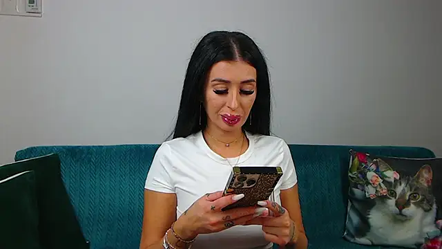 Snapshot of SaraDaisy chatting on 10/28/25, 05:45 SaraDaisy online show from 10/28/25, 05:45