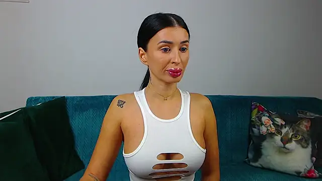 Snapshot of SaraDaisy chatting on 10/09/25, 05:13 SaraDaisy online show from 10/09/25, 05:13