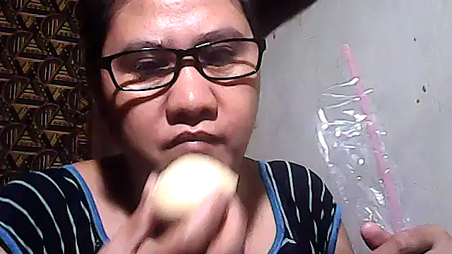 Snapshot of sweetsosie18 chatting on 12/04/25, 07:18 sweetsosie18 online show from 12/04/25, 07:18