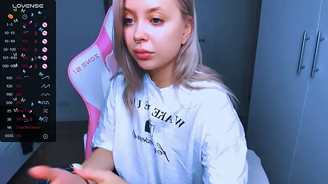 MonaLauu online show from 12/26/24, 11:32