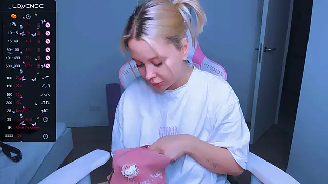 MonaLauu online show from 03/01/25, 02:04