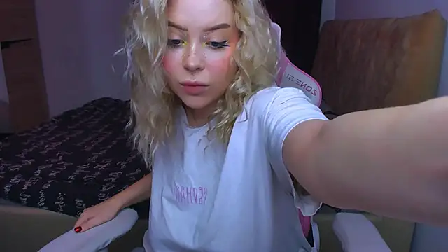 MonaLauu online show from 09/30/25, 12:49