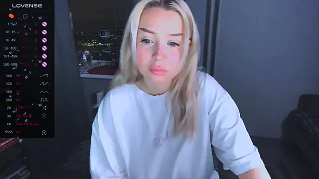 MonaLauu online show from 01/15/26, 03:43