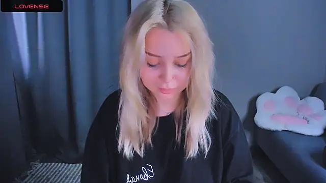 MonaLauu online show from 12/15/25, 09:04