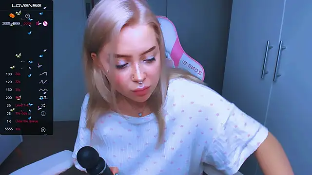 MonaLauu online show from 12/28/24, 01:28