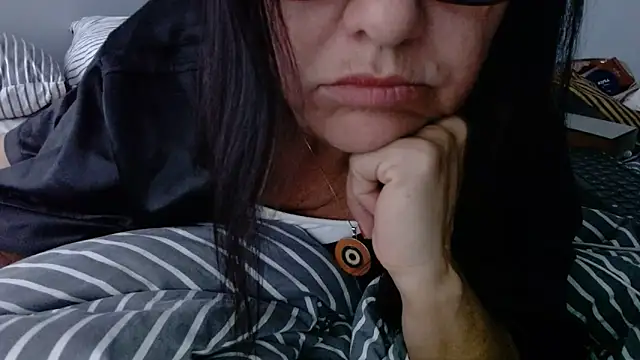 Snapshot of Linda1975 chatting on 06/16/26, 06:24 Linda1975 online show from 06/16/26, 06:24