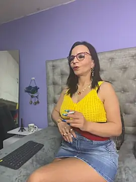 Snapshot of Miss_ellien chatting on 06/25/26, 01:36 Miss ellien online show from 06/25/26, 01:36
