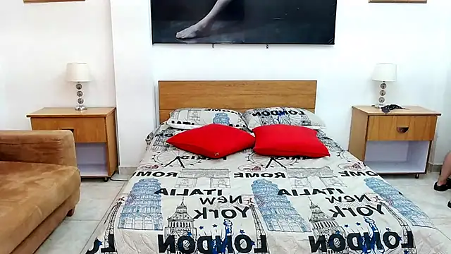 Snapshot of MaloryAndLuna chatting on 09/27/25, 12:00 MaloryAndLuna online show from 09/27/25, 12:00