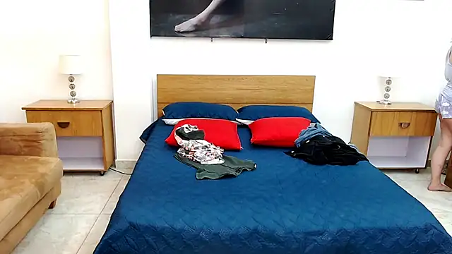 Snapshot of MaloryAndLuna chatting on 10/11/25, 11:55 MaloryAndLuna online show from 10/11/25, 11:55