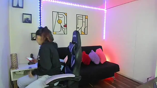 Snapshot of kay_marie chatting on 02/13/25, 07:21 kay marie online show from 02/13/25, 07:21