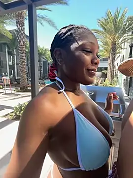 Snapshot of TilaTotti chatting on 10/16/25, 07:44 TilaTotti online show from 10/16/25, 07:44