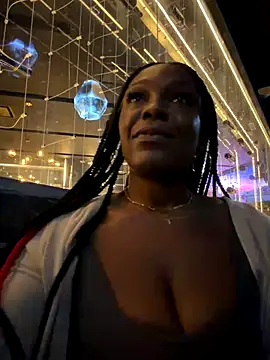 Snapshot of TilaTotti chatting on 10/27/25, 06:03 TilaTotti online show from 10/27/25, 06:03