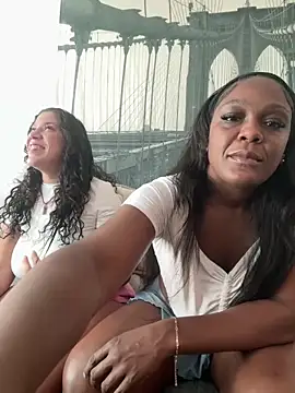 Snapshot of TilaTotti chatting on 02/25/25, 10:09 TilaTotti online show from 02/25/25, 10:09