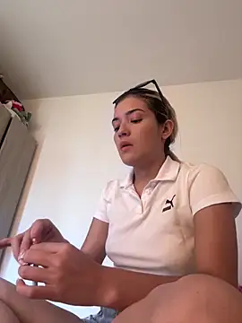 Snapshot of Sarita-candy chatting on 03/05/25, 04:57 Sarita-candy online show from 03/05/25, 04:57