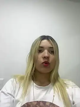 Snapshot of Sarita-candy chatting on 03/01/25, 04:04 Sarita-candy online show from 03/01/25, 04:04