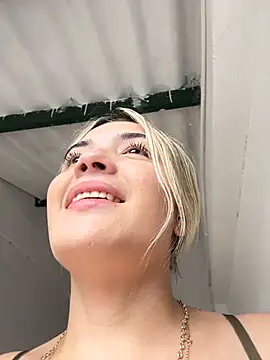 Snapshot of Sarita-candy chatting on 02/17/25, 03:44 Sarita-candy online show from 02/17/25, 03:44