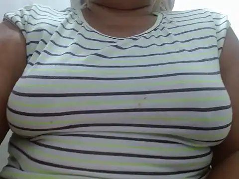 Snapshot of megganplayx chatting on 10/04/25, 10:00 megganplayx online show from 10/04/25, 10:00