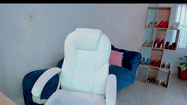 Snapshot of MissRhodes1 chatting on 01/13/26, 08:02 MissRhodes1 online show from 01/13/26, 08:02