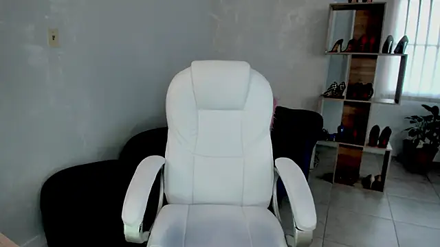 MissRhodes1 online show from 12/15/25, 08:36