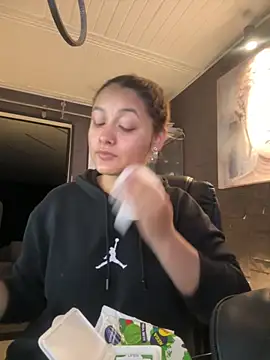 Snapshot of Emiily_W chatting on 10/27/25, 09:32 Emiily W online show from 10/27/25, 09:32