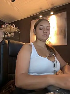 Snapshot of Emiily_W chatting on 11/11/25, 02:12 Emiily W online show from 11/11/25, 02:12