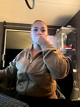 Snapshot of Emiily_W chatting on 01/07/26, 10:09 Emiily W online show from 01/07/26, 10:09