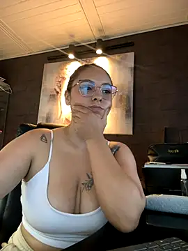 Snapshot of Emiily_W chatting on 10/26/25, 05:57 Emiily W online show from 10/26/25, 05:57