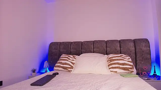 naia blessed online show from 11/08/25, 07:06