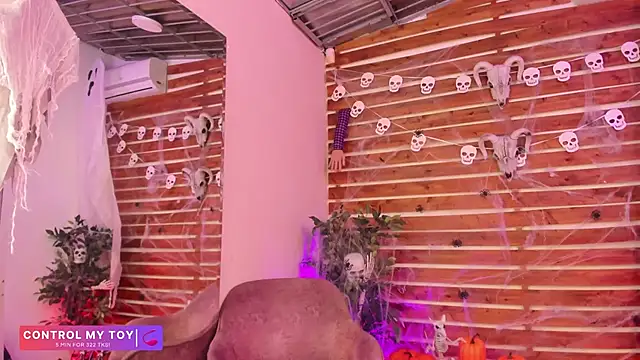 Snapshot of _MeganRain chatting on 10/29/25, 06:56 MeganRain online show from 10/29/25, 06:56