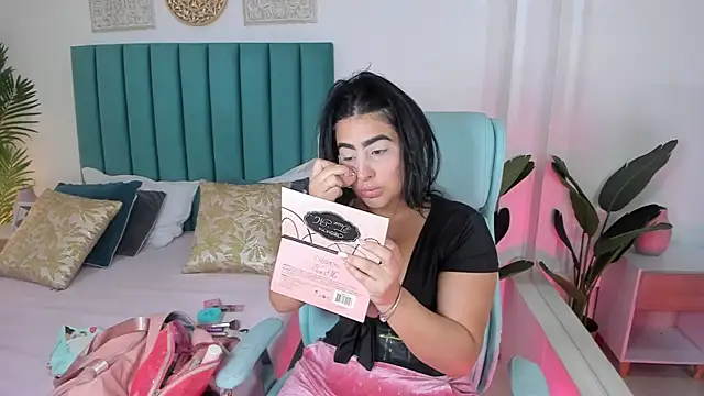 amy-thomson1 online show from 11/17/25, 11:36