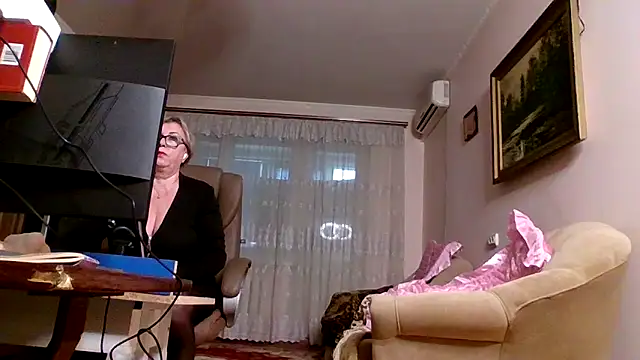 Snapshot of Kallliina chatting on 10/13/25, 06:04 Kallliina online show from 10/13/25, 06:04