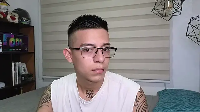 Snapshot of SIXXTOLOVE18 chatting on 10/25/25, 10:54 SIXXTOLOVE18 online show from 10/25/25, 10:54