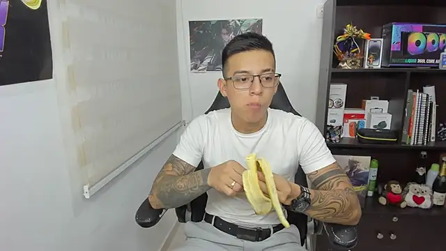 Snapshot of SIXXTOLOVE18 chatting on 03/08/25, 06:21 SIXXTOLOVE18 online show from 03/08/25, 06:21