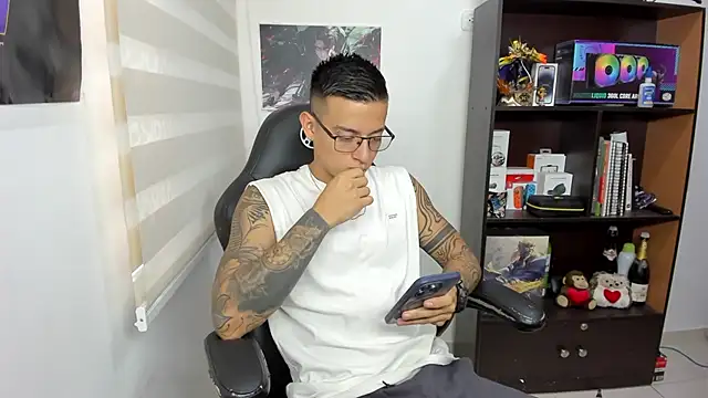 Snapshot of SIXXTOLOVE18 chatting on 03/04/25, 02:42 SIXXTOLOVE18 online show from 03/04/25, 02:42