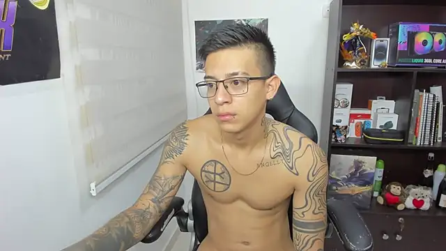 Snapshot of SIXXTOLOVE18 chatting on 03/13/25, 03:33 SIXXTOLOVE18 online show from 03/13/25, 03:33