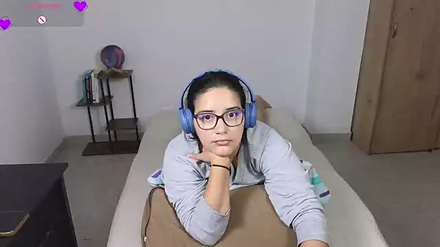 Snapshot of blue__moon_ chatting on 07/14/26, 10:21 blue moon online show from 07/14/26, 10:21