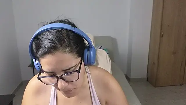Snapshot of blue__moon_ chatting on 07/05/26, 03:44 blue moon online show from 07/05/26, 03:44