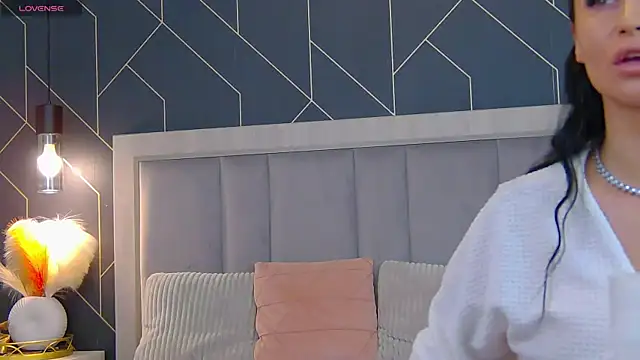 Snapshot of EmyLaveau chatting on 11/10/25, 09:58 EmyLaveau online show from 11/10/25, 09:58