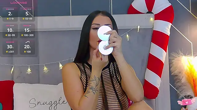 Snapshot of EmyLaveau chatting on 12/16/25, 06:50 EmyLaveau online show from 12/16/25, 06:50