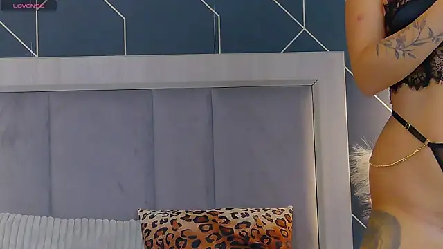Snapshot of EmyLaveau chatting on 10/14/25, 05:41 EmyLaveau online show from 10/14/25, 05:41